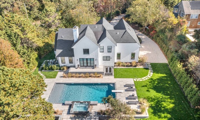 Shinnecock Hills Maison | Stunning Southampton Getaway - Sleeps 13