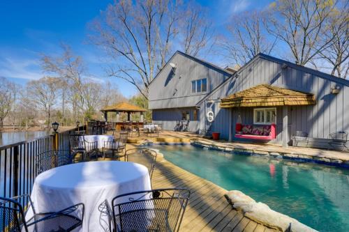Southaven Maison | Stunning Southaven Estate Pool and Spacious Deck!