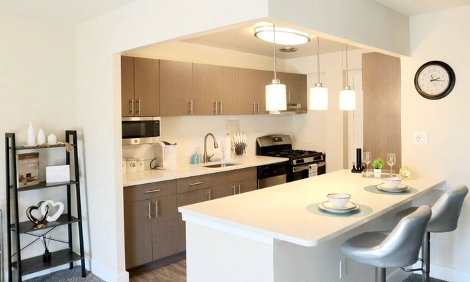 Downtown Copropriété | Stunning Spacious 2bd Apt w/ King Bed - Downtown/5 Min To DC/Free Garage Parking