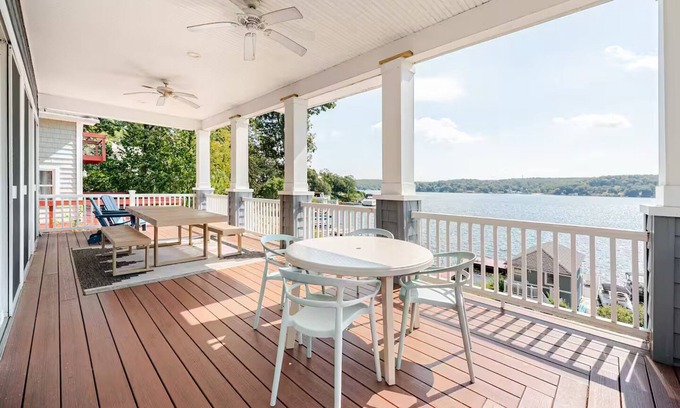 Hopatcong Maison | Stunning sun-drenched lakefront 4-bedroom house