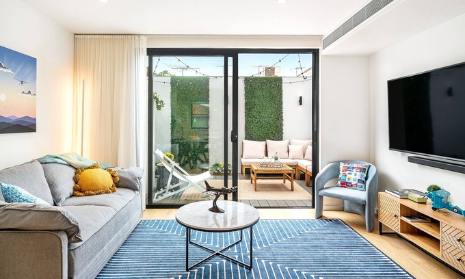 Albert Park Maison | Stunning themed house in prime location - minutes from the beach!