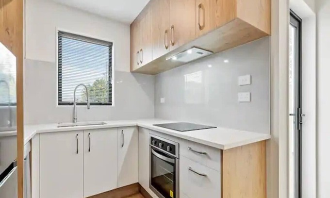 Mangere Maison | Stunning Three Bedroom Townhouse with Free Parking