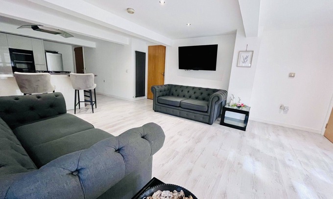 Motherwell Appartement | Stunning unique 2 bedroom 2 bathroom studio apartment private parking