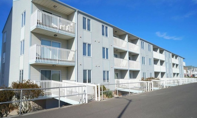 Sea Isle City Copropriété | Stunning Unobstructed Beach Front Views- 3 Bedroom Condo in the heart of Sea Isle City