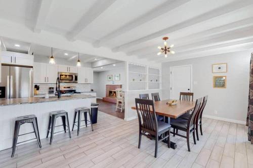 Southeast Maison | Stunning Upper Family Unit with King Beds & Yard