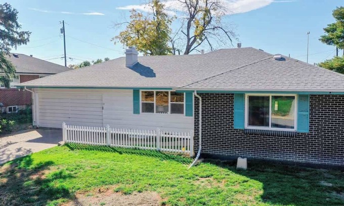 Southeast Maison | Stunning Upper Home with King Beds & Yard