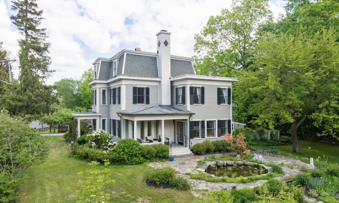 Byfield Maison | Stunning Victorian Estate with Lap Pool, Gardens and Huge Porch