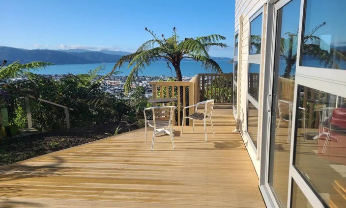 Korokoro Maison | Stunning view & hot tub. New house handy to town