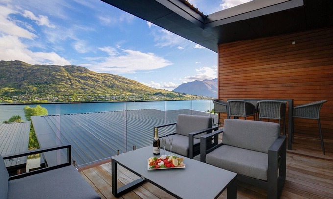 Frankton Maison | Stunning Views at Frankton