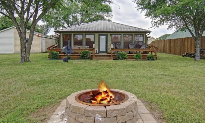 Alba Maison | Lake Fork! Stunning views! Firepit & Pool Table!