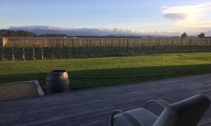 Martinborough Maison | Une vue imprenable sur les Tararuas à côté d'un vignoble avec des vues lointaines de la vigne