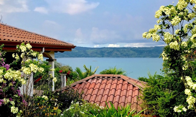 Tronadora Maison | Une vue imprenable sur le lac Arenal et le volcan dans une communauté de vacances sécurisée et fermée