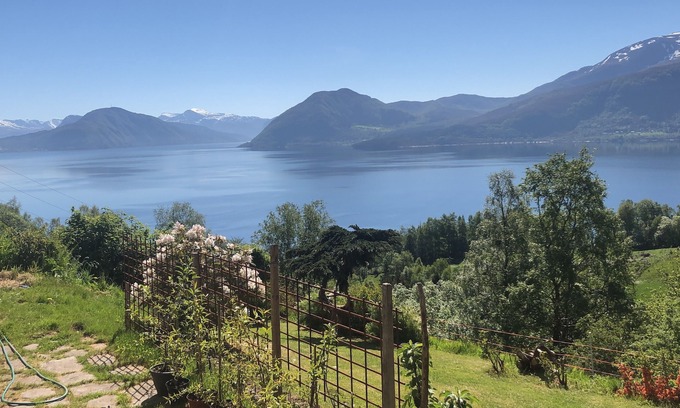 Ulstein Municipality Maison | Une vue imprenable sur les montagnes et la mer, dort 8 personnes.