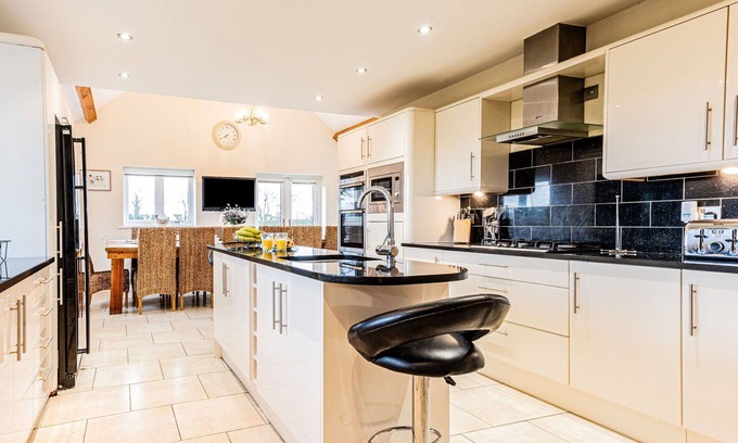 Holywell Maison | Stunning villa for 14 people with WIFI
