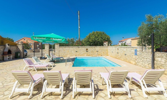 Gajana Maison | Belle maison de vacances pour 16 personnes avec climatisation, piscine privée, WIFI et terrasse