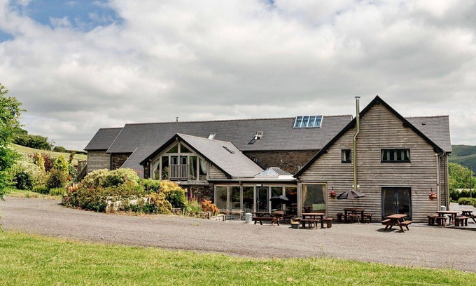 Devils Bridge Maison | Stunning villa for 19 people with WIFI, hot tub and pets allowed
