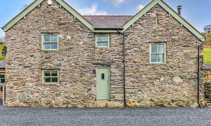 Llandrillo Maison | Stunning villa for 6 guests with hot tub, WIFI, TV and terrace