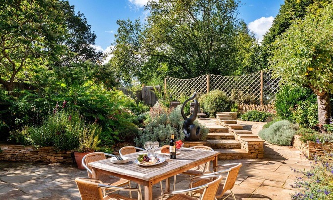 Kingham Maison | Stunning villa for 6 guests with WIFI, pool, pets allowed and parking