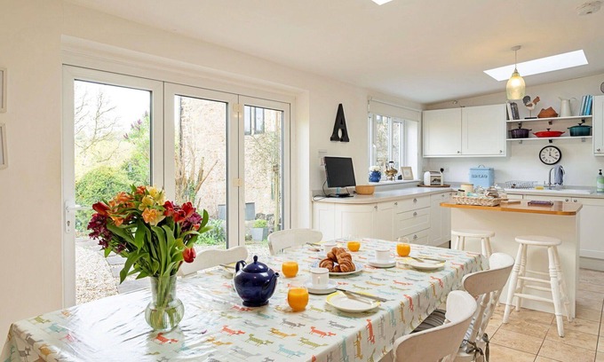 Batcombe Maison | Stunning villa for 5 guests with WIFI and pets allowed