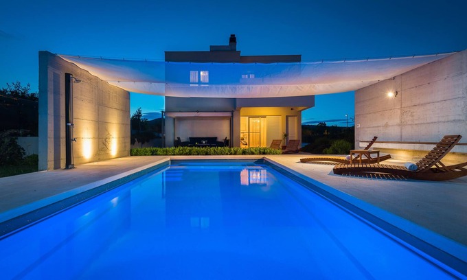 Dugopolje Villa | MAGNIFIQUE VILLA SOFIA AVEC PISCINE CHAUFFÉE DANS L'ARRIÈRE-PAYS DIVISÉ