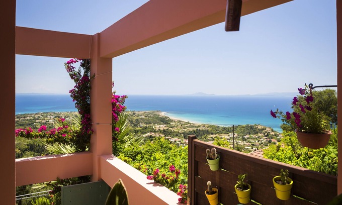 Eleios-Pronnoi Villa | Superbe villa avec vue imprenable sur la mer, piscine privée, table de billard, tennis de table