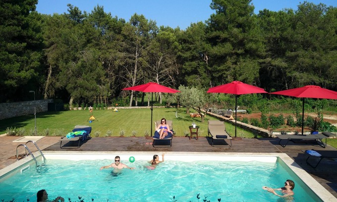 Tar-Vabriga Villa | Spendide villa avec piscine, 10+ personnes, à 2 km de la mer, intimité et détente