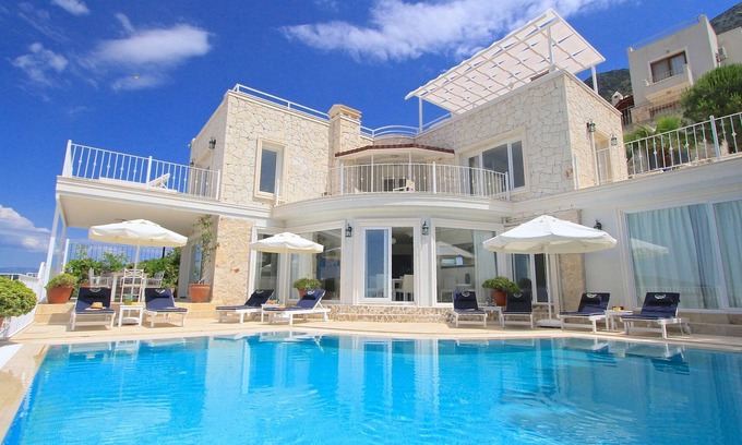 Egil Villa | Superbe villa avec piscine et de vastes terrasses des vues magnifiques sur la baie de Kalkan.