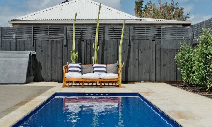 Newhaven Maison | Stunning water views with heated swim/spa near to public boat-ramp, beach, shops