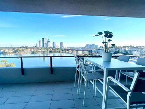 Meadowbank Appartement | Stunning waterfront 3 bedroom condo with Pool, BBQ