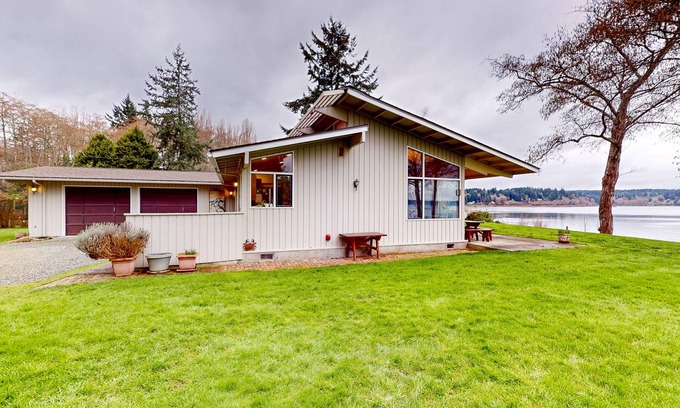 Vashon Island Maison | Stunning waterfront escape with patio, beach access, & gorgeous bay views