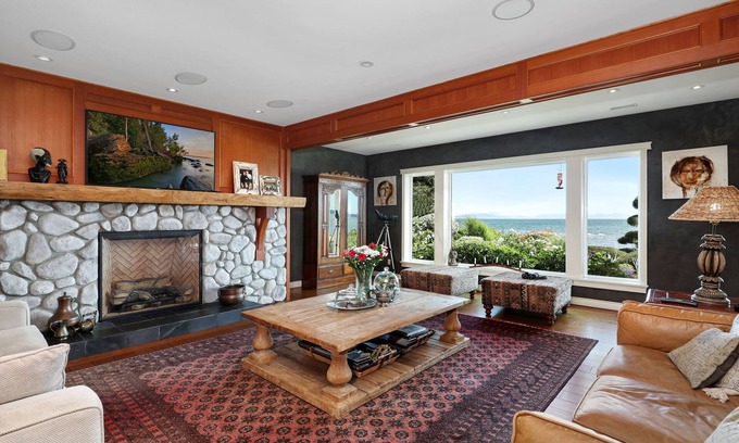 Courtenay Maison | Stunning waterfront home at Gartley Beach, close to King Fisher resort and Spa.