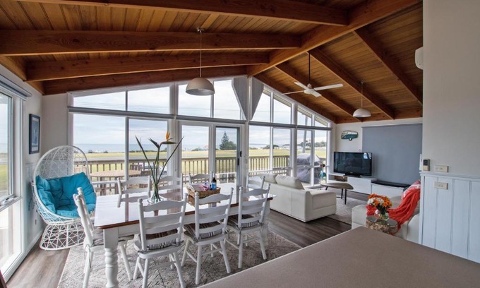 Kilcunda Maison | Stunning Waterfront only 10 minutes to Phillip Island - FREE EV UNIT 7kW for electric cars - pet friendly, fireplace FREE WIFI wine & chocolates