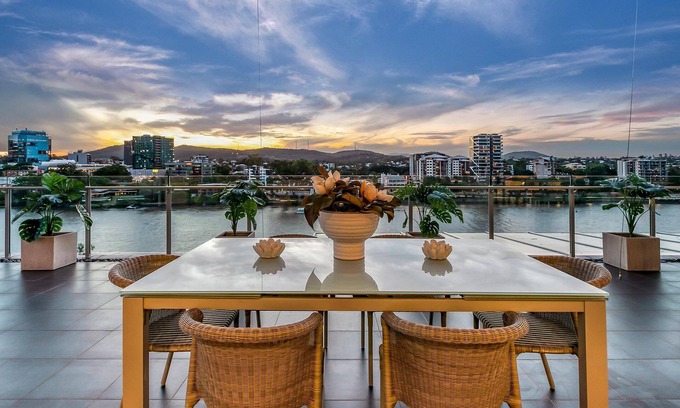 West End Appartement | Stunning Waterfront Penthouse | 3 or 4 Bedrooms