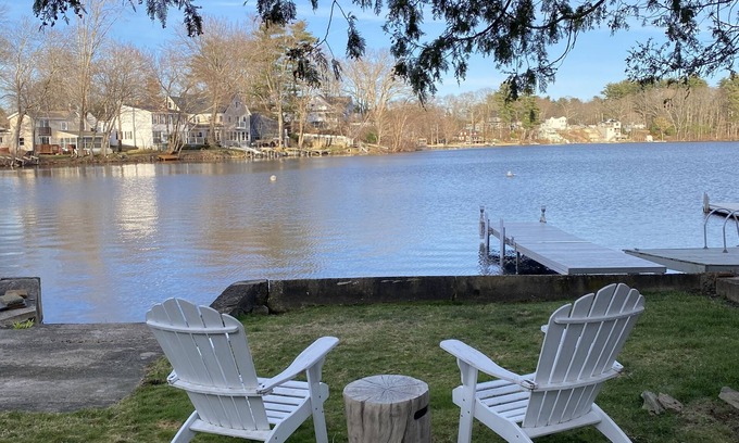 Amesbury Appartement | Stunning waterfront retreat on lake Attitash- Dog friendly