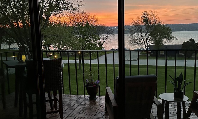 Lake Geneva Copropriété | Stunning Waterfront views & cozy fireplace on the shores of Lake Como. King bed.
