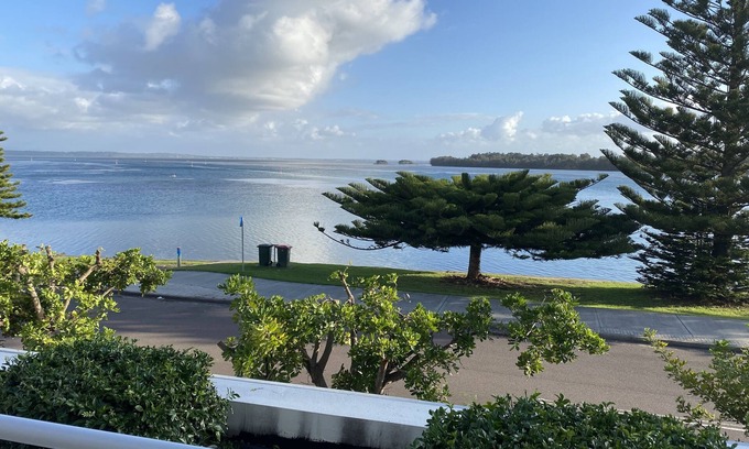 The Entrance Appartement | Stunning Waterview house sized apartment. Walk to beaches and restaurants.