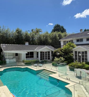 Templestowe Maison | Stunning White House Luxury Retreat In Templestowe