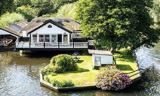 Wroxham Cottage | Superbe maison de vacances Wroxham sur la rivière Bure avec bateau privé pour 10 personnes