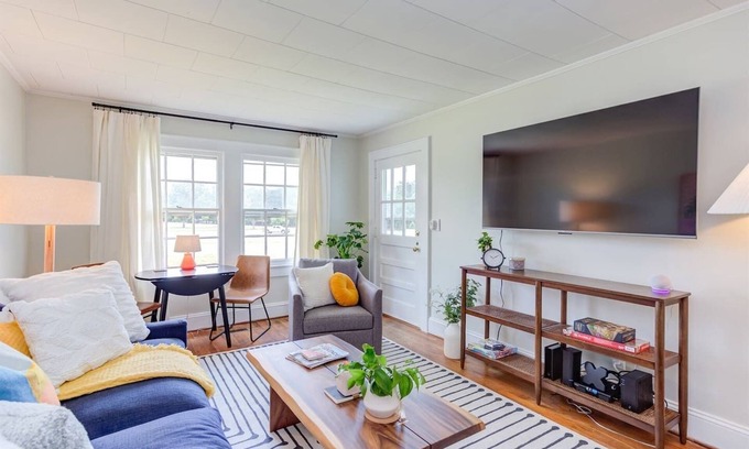 Graham Maison | Stunningly designed parkview from front porch