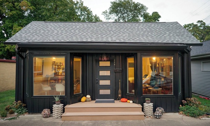 Petersburg Maison | Style on the Square 2-bedroom bungalow with WiFi, AC in Petersburg