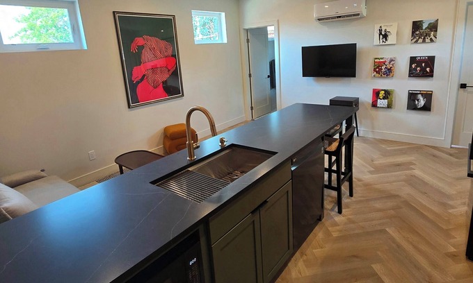 Whittier Appartement | Stylilsh guesthouse with parking. Located near Rino Art District and City Park.