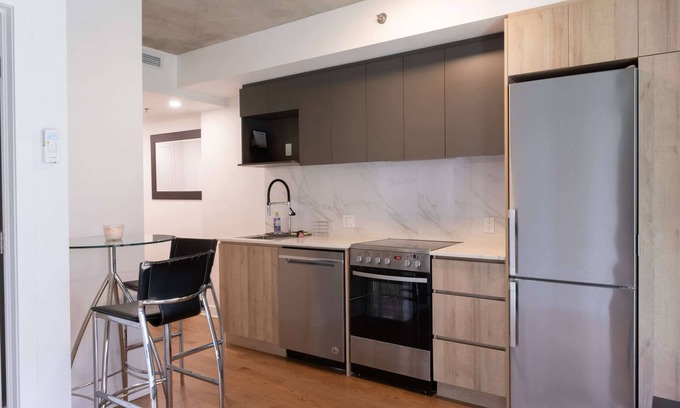 Pointe-Saint-Charles Copropriété | Stylish 1-bedroom condo located in vibrant Griffintown,