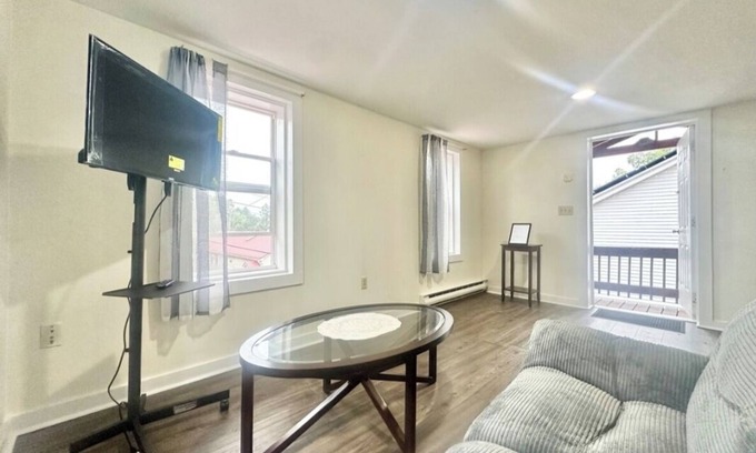 Mechanicsville Maison | Stylish 1-Bedroom Duplex home with Air Conditioning in Desirable Danville