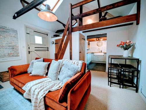 Leatherhead Maison | Stylish 1BD Cottage with Fireplace and Parking