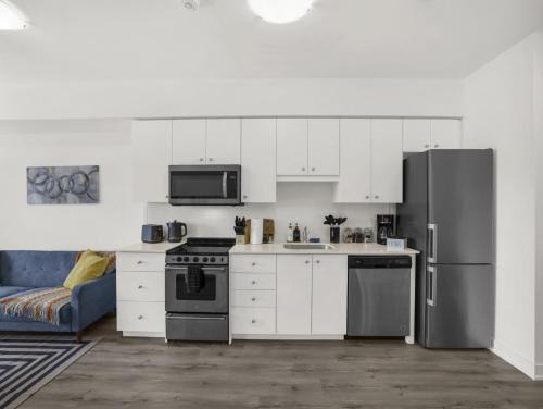 Rosemount Maison | Stylish 1BR Condo in Prime Location with Parking and Wi Fi