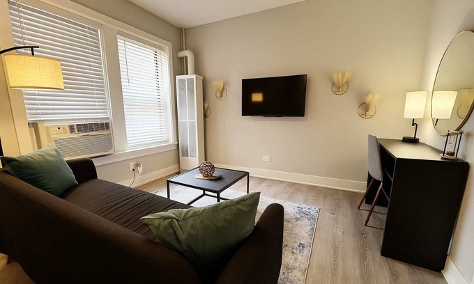 Boystown Appartement | Stylish 1BR in Lakeview Chicago