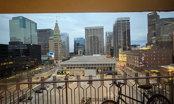 Downtown Denver Copropriété | Stylish 1BR w/Patio Skyline Views, Pool, Gym & Work/Meeting Amenities