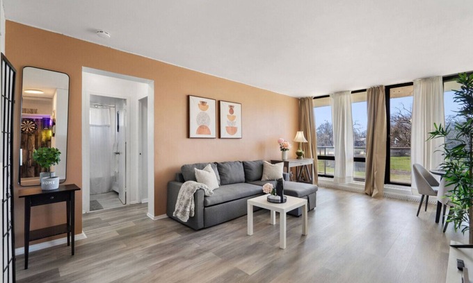 Applewood Appartement | Stylish 1BR with King Bed, Patio, Dart Room, and Free Parking – 10 min to SQ1