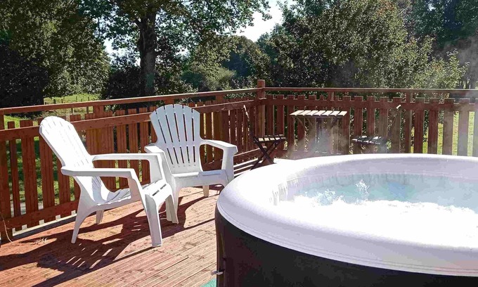 Mantilly Appartement | Stylish 1st floor apartment with heated pool & private jacuzzi, 3 star rated