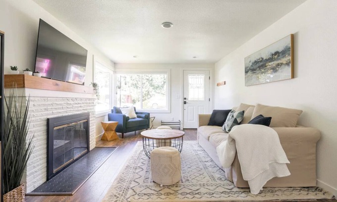 Northgate Maison | Stylish 2-bd Home, Blocks to Shops & Light Rail
